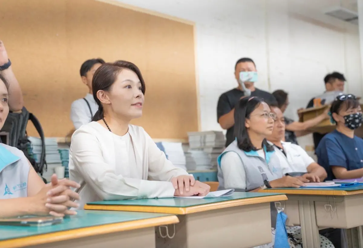 ▲竹市文化局前局長錢康明接連爆出高虹安黑料，李正皓認為這並非正義之士努力推翻邪惡政權的故事，只是因為利益分配不均，狗咬狗一嘴毛的政治鬧劇。（圖／翻攝自高虹安臉書）