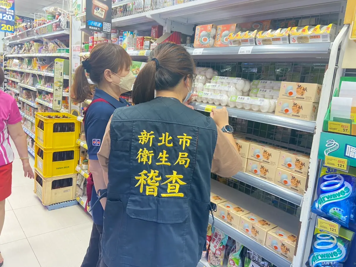 ▲新北市衛生局人員到全聯超市查核巴西蛋品案。（圖 ／新北市政府衛生局提供）