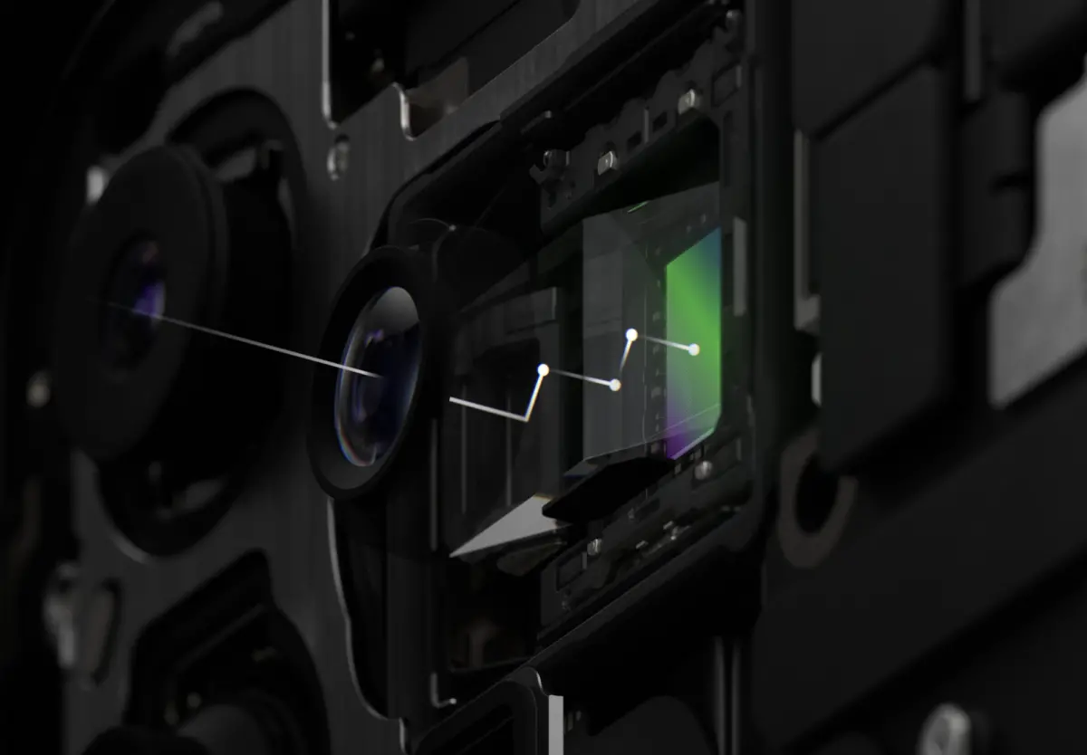 ▲iPhone 15 Pro Max 「潛望鏡頭」沒出現嗎？專家們認為，官方雖然沒說，但「四重反射稜鏡」廣義上來說就是「潛望鏡頭」。（圖／翻攝官網）