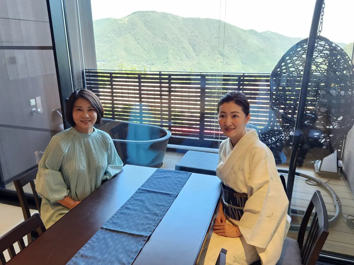 ▲周春米訪日本箱根溫泉，對於友善高齡化設計方便長者就座，可當作四重溪溫泉借鏡。（圖／記者莊全成翻攝）