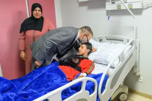 摩洛哥強震奪2901命　國王俯身親吻傷者捐血救人
