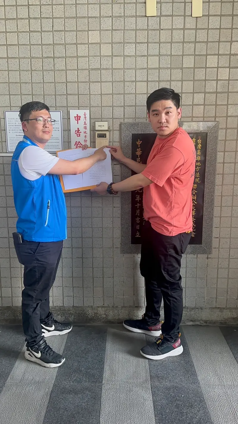 ▲國民黨高雄市黨部發言人莊為傑、國民黨青年部副主任李昶志,向高雄地檢署告發台農公司涉刑法第339條詐欺等罪嫌。(圖/國民黨高雄市黨部提供)