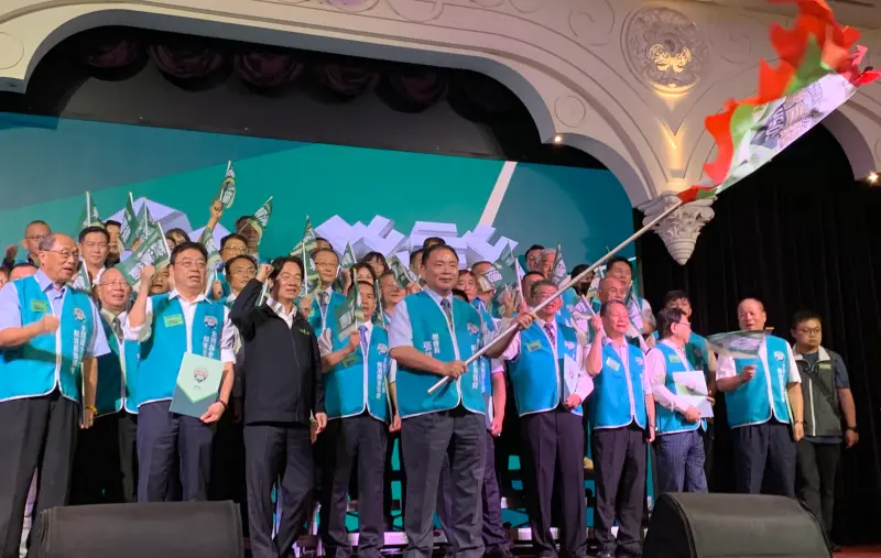 ▲賴清德在「全國保全產業後援會」成立大會,授旗給總會長張達錩。(資料畫面/民進黨提供,2023.09.13)