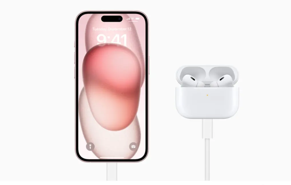 ▲蘋果指出，新一代的 USB-C 充電盒竟還兼職成為「行動電源」，除了幫 AirPods Pro 自己充電，還能為 Mac、iPad、AirPods 以及 iPhone 15 等系列產品充電。（圖／蘋果官網）