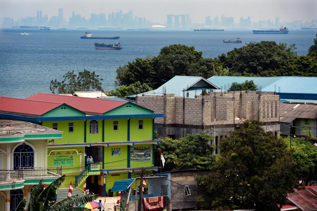 ▲數千名印尼廖內群島居民11日在巴淡印尼自由貿易區管理局前抗議，反對中資在當地建設太陽能玻璃廠。圖為巴淡街景。（圖／美聯社／達志影像）