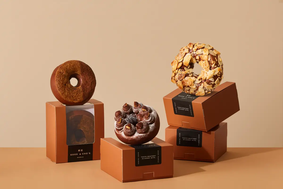 ▲被網友譽為「貝果界美味的天花板」的好丘，此次就選用TICCA台灣可可精品豆邀請賽優等獎得主南投「思惟巧克力工坊」的莊園巧克力，來搭配不同食材做出精品級貝果。（圖／好丘提供）