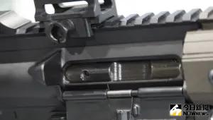 ▲XT112步槍拋殼口後方增設拋殼變向器，方便左撇子射手操作。（圖／記者呂炯昌攝）