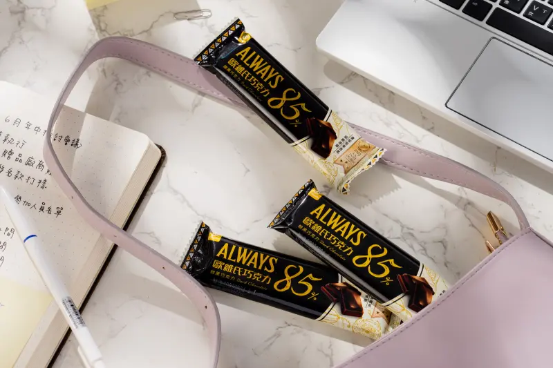 ▲歐維氏85％醇黑巧克力製造過程中採用國際級五滾輪專利技術，打造出苦甜平衡的純粹風味且口感細緻滑順，今年榮獲A.A.全球純粹風味頂級評鑑的三星最高榮譽。（圖／宏亞食品提供）