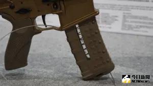 ▲XT112步槍彈匣中間採透明設計，方便射手清楚子彈剩餘量。（圖／記者呂炯昌攝）