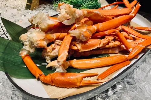 旭集、饗饗兩品牌9月底都已開始供應雪蟹腳,以水煮方式來呈現。(圖/翻攝旭集臉書) ▲旭集、饗饗兩品牌9月底都已開始供應雪蟹腳,以水煮方式來呈現。(圖/翻攝旭集臉書)