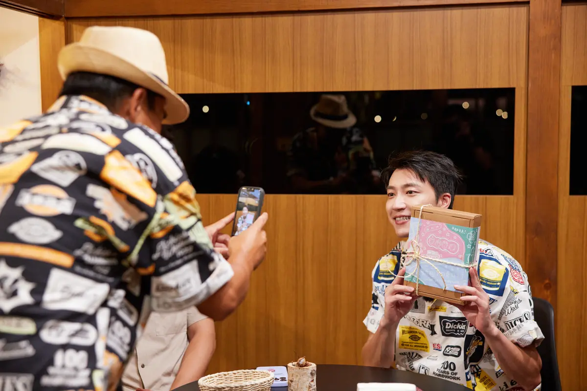 ▲江宏傑（右）桌球館才停業，錄實境節目《可可樹下的奇幻小店》，將帶球拍前往市集擺攤叫賣，獲封「師奶殺手」扛業績。（圖／客家電視台、LINE TV）