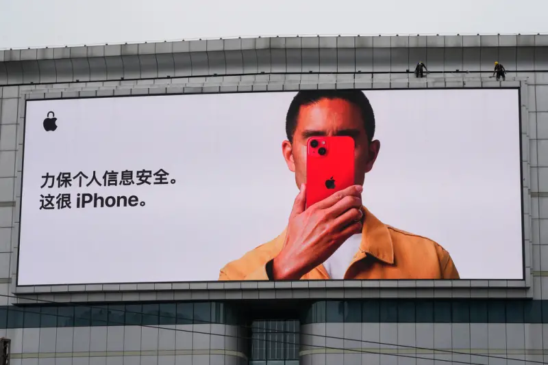 ▲蘋果推出最新的iPhone15系列，但微博上相關討論卻遠不及往年熱度，中國政府則強調對國內外企業一視同仁。（圖／美聯社／達志影像）