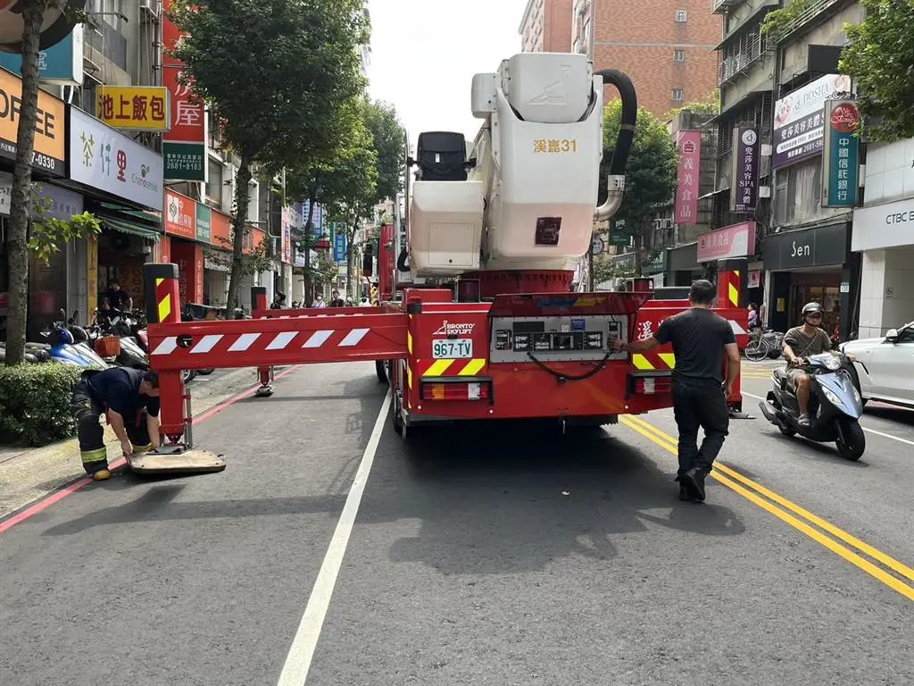 ▲警消獲報後，立刻派出各式救災車，在現場鋪設救生墊。（圖／翻攝畫面）