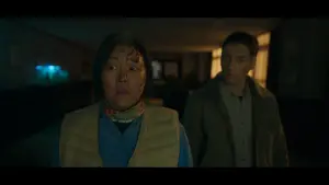 ▲打掃阿姨發誓要處理掉李美賢。(圖/Disney+) ▲打掃阿姨發誓要處理掉李美賢。(圖/Disney+)