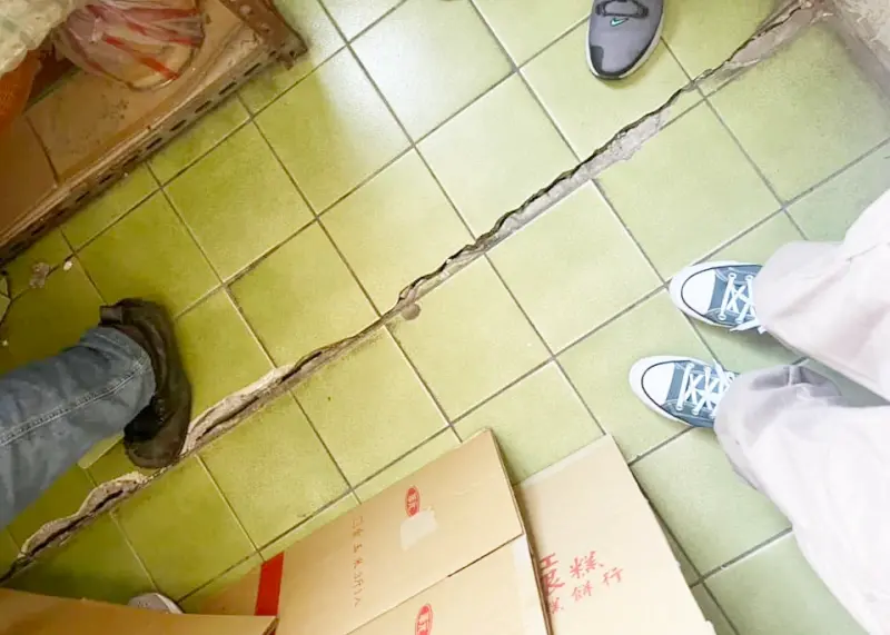 ▲有住戶後陽台出現傾斜、門框扭曲變形，地板出現大小不一裂縫甚至沿著牆壁直衝天花板。（圖／翻攝「黃瓊慧 桃園觀察日記」）