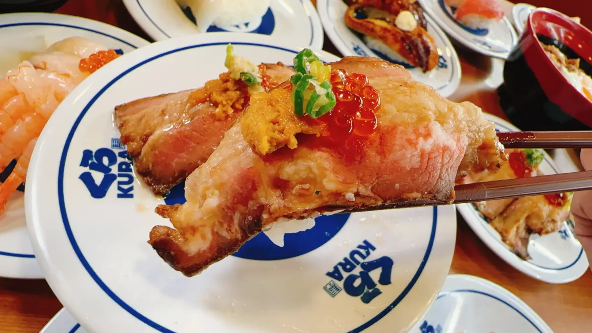 ▲藏壽司快閃開賣「巨大食材」10款新菜，「大滿足盛賞祭」吃得到大粒北海道帆立貝、豐盛甜蝦，超划算一貫40元只賣7天，再送「蠟筆小新限定圓盤」，力拚壽司郎浮誇鮭山島第2彈。（圖／藏壽司提供）