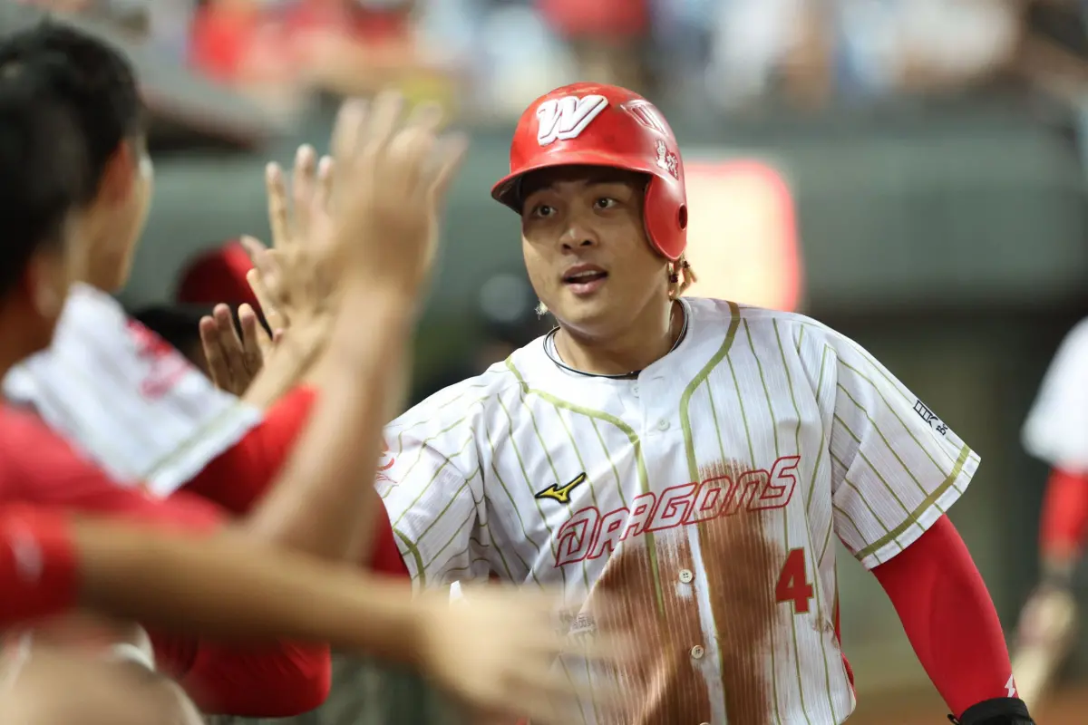 ▲吉力吉撈鞏冠三壘安打發威，助味全龍4:3險勝中信兄弟。（龍隊提供）