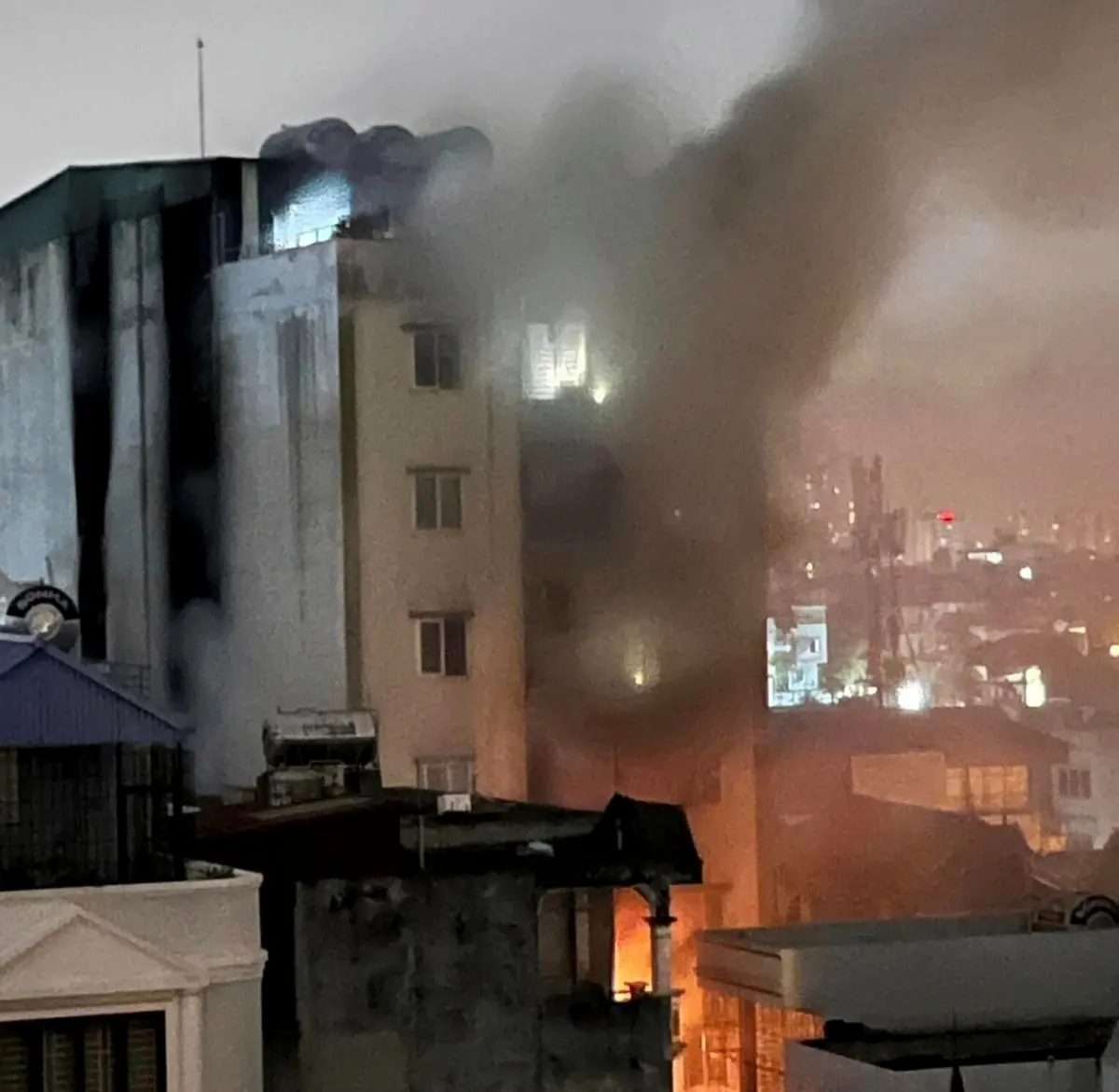 ▲越南河內12日深夜發生公寓惡火，至少造成56人死亡。（圖／美聯社／達志影像）