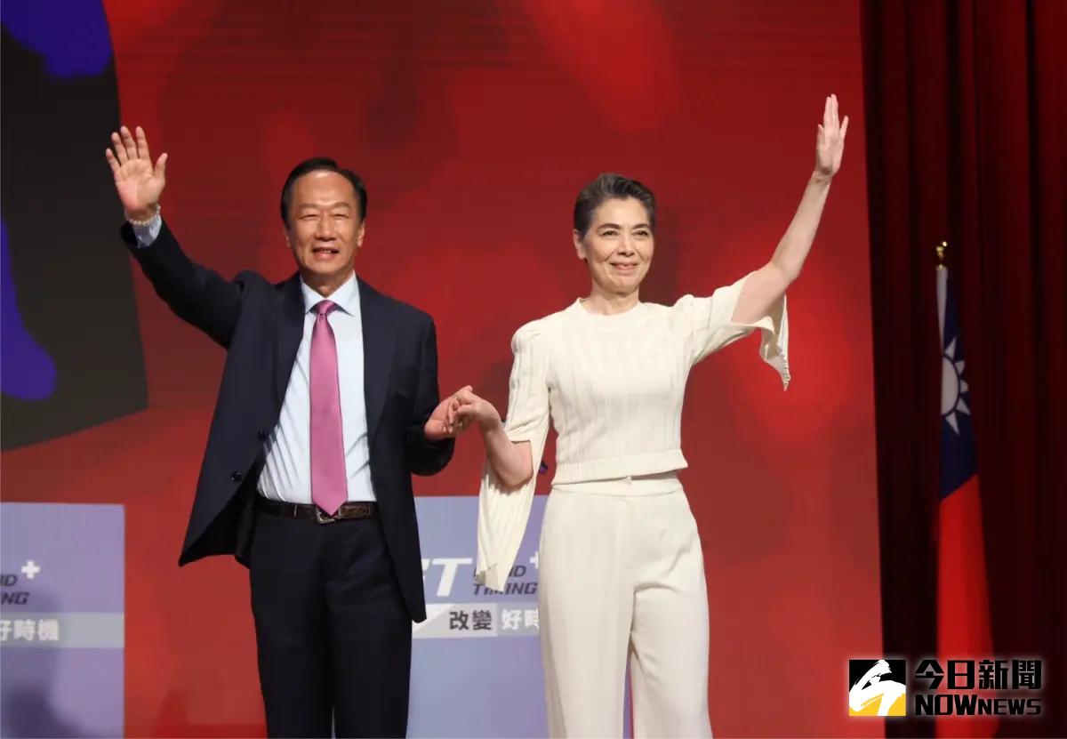 ▲鴻海創辦人郭台銘（左）正式宣布副手參選人為藝人賴佩霞（右）。（圖／記者陳明中攝 , 2023.09.14）