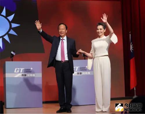 ▲鴻海創辦人郭台銘(左)正式宣布副手參選人為藝人賴佩霞(右)。(圖/記者陳明中攝 , 2023.09.14) ▲鴻海創辦人郭台銘(左)正式宣布副手參選人為藝人賴佩霞(右)。(圖/記者陳明中攝 , 2023.09.14)