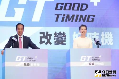 ▲鴻海創辦人郭台銘(左)正式宣布副手參選人為藝人賴佩霞(右)。(圖/記者陳明中攝 , 2023.09.14) ▲鴻海創辦人郭台銘(左)正式宣布副手參選人為藝人賴佩霞(右)。(圖/記者陳明中攝 , 2023.09.14)