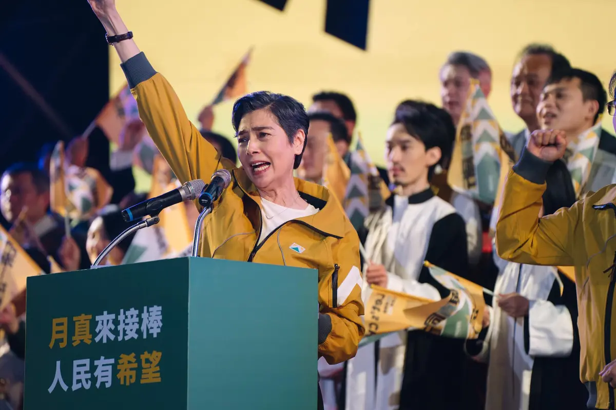 ▲郭台銘獨立參選2024總統大選，正式宣布副手人選是賴佩霞，也是《人選之人—造浪者》裡，飾演民眾黨總統候選人的「林月真」。（圖／Netflix）