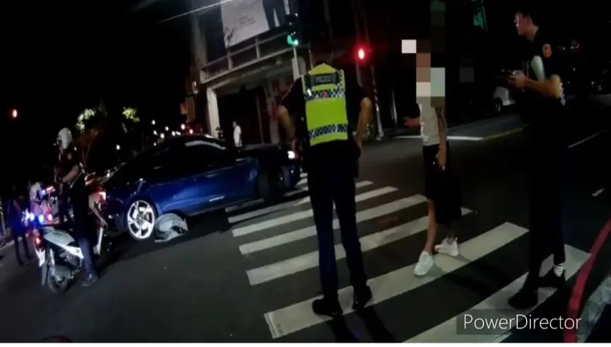 ▲高雄市１名呂姓男子今晨夥同8名男子，分持棍棒在苓雅區一處路口圍堵停等紅燈的2輛轎車，警方獲報以車追人，於案發4小時內即時查緝6嫌到案，另持續追查餘未到案3嫌。（圖／記者郭凱杰翻攝） 