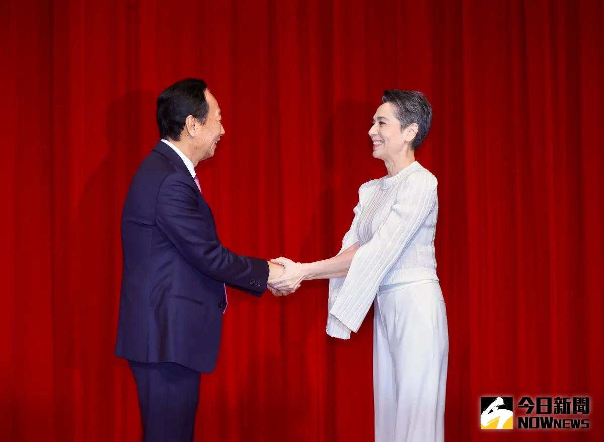 ▲郭台銘（左）獨立參選2024總統大選，正式宣布副手人選是賴佩霞（右），但兩人核能立場不同調。（圖／記者陳明中攝，2023.09.14）