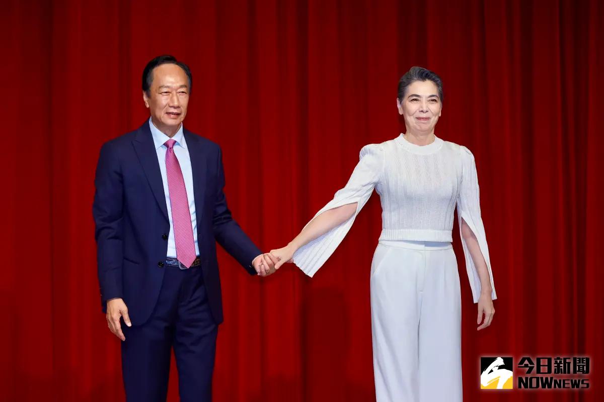 ▲郭台銘（左）獨立參選2024總統大選，並宣布副手是演員賴佩霞。（圖／記者陳明中攝）