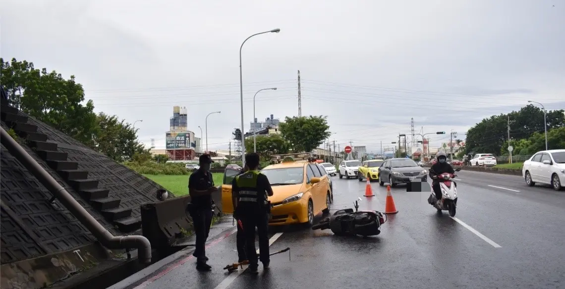 ▲檢舉交通違規沒獎金，但現在檢舉車禍肇事致人傷亡的逃逸案件，除可幫助跪求影像的受害家屬，最高還可領到6萬元獎勵金。（圖／高市交通大隊提供）