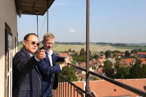 文化部長史哲首次訪歐　捷克參議長邀訪家鄉特爾奇市：盼兩國友好
