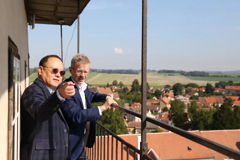 ▲文化部長史哲（左）到訪捷克特爾奇市（Telč），由捷克參議長韋德齊（Miloš_Vystrčil，右）分享介紹其家鄉的歷史人文及建築特色。（圖／文化部提供）