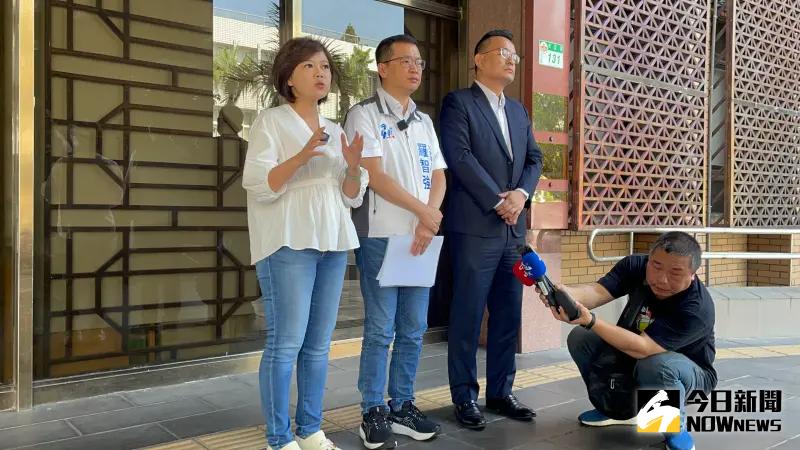▲國民黨台北市議員游淑慧、立委參選人羅智強、律師簡榮宗來台北地院按鈴告發(圖/記者潘千詩攝,2023.09.14)