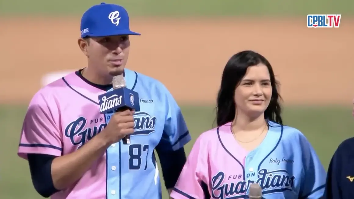 ▲富邦球團為富藍戈舉辦性別趴，他們夫妻也穿上特製球衣為悍將開球。（圖／中華職棒大聯盟 提供）