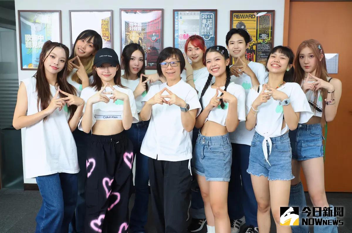 ▲華研國際音樂推出薄荷水晶參加《未來少女》選秀節目，表現相當亮眼，總裁何燕玲相當看好女孩們的發展。左起為粼粼、萩璇、栩栩、韋喬薺、何燕玲、熙妍、丞妘、言菱、品妡、晶晶。（圖／記者陳明中攝影）