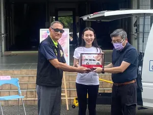 旅美華僑為妻獻遺愛 捐贈復康巴士給台南榮家
