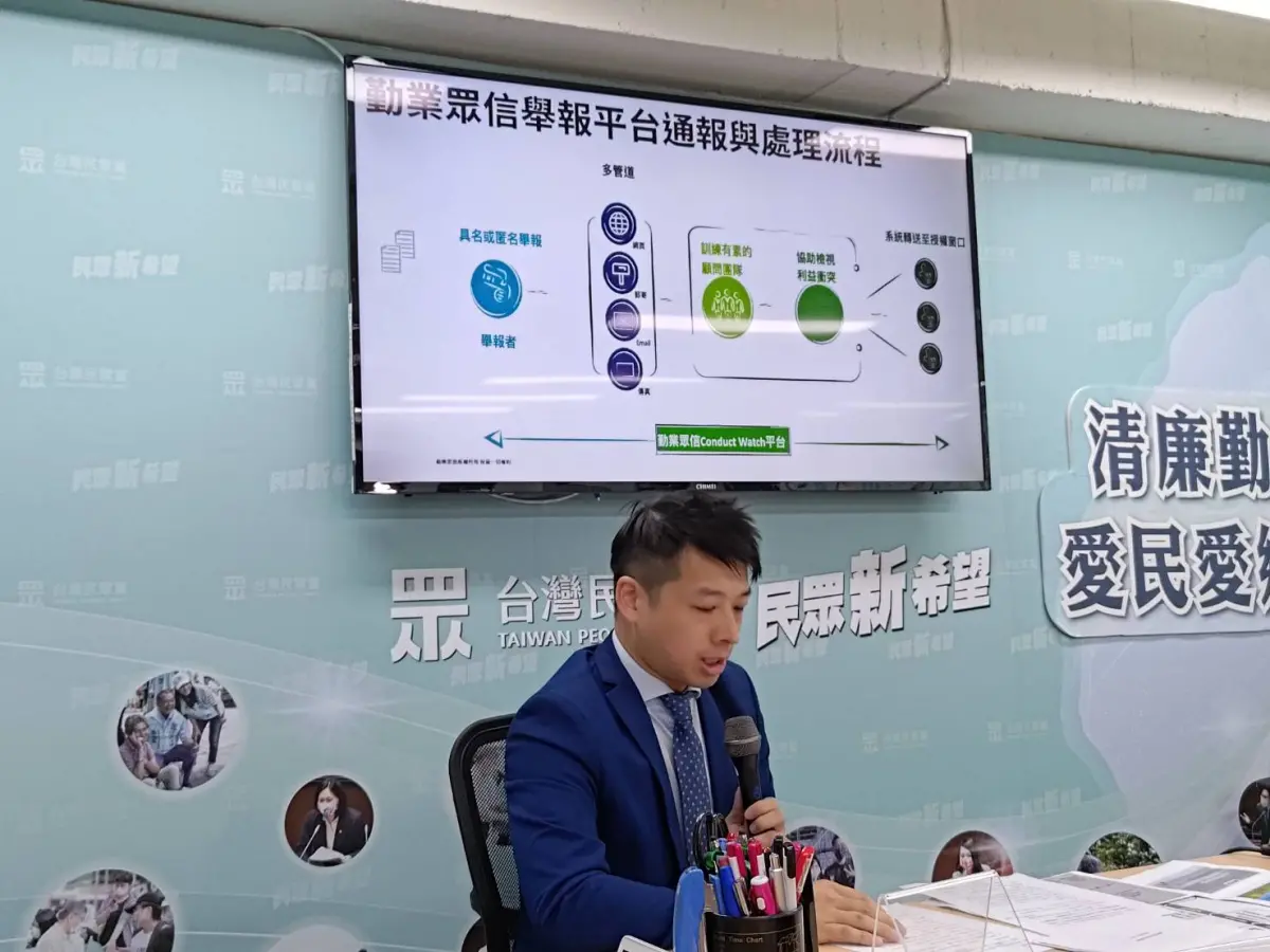 ▲民眾黨副秘書長許甫說明與勤業眾信合作使用。（圖／記者邱新博攝，2023.09.14）