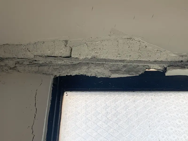 ▲基泰大直民宅塌陷案,陳怡君揭雙號住戶仍有鄰損情形。