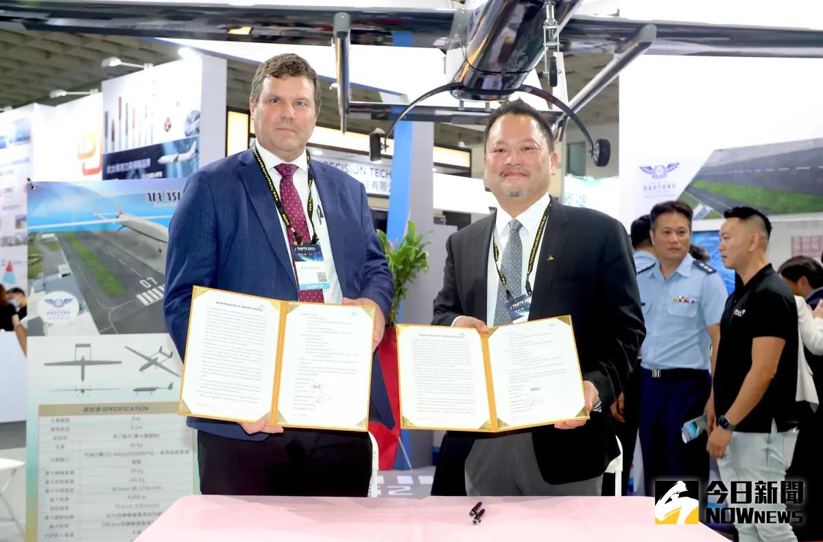 ▲安捷航空董事長高健祐與美國雷達大廠IＭSAR公司董事長史密斯（Ryan Smith）簽署合作備忘錄。（圖／記者陳明中攝，2023.09.14）