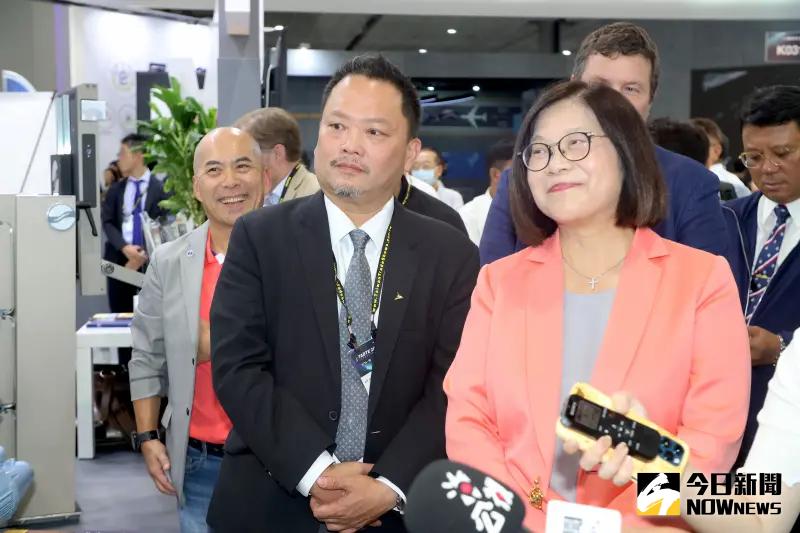 ▲海委會主委管碧玲參觀安捷航空航太展攤位,聽取安捷董事長高健祐簡介。(圖/記者陳明中攝,2023.09.14)