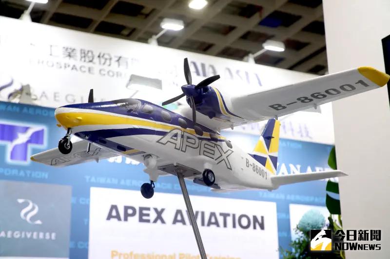 ▲安捷航空展出蒼鷹號模型。(圖/記者陳明中攝,2023.09.14)