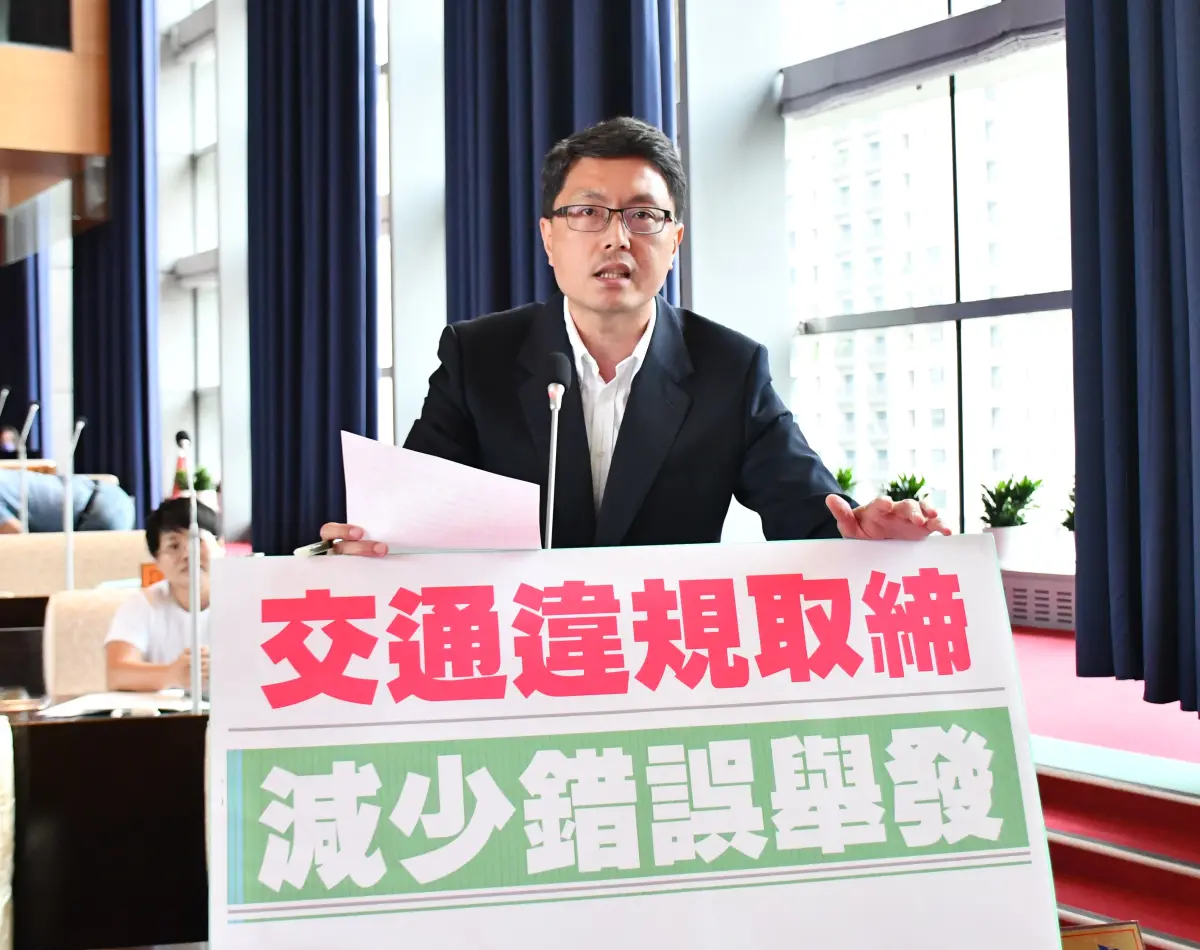 ▲議員林德宇表示，交通違規案件因員警錯誤而撤銷的件數及比例均逐年增加(圖／柳榮俊攝2023.9.14)