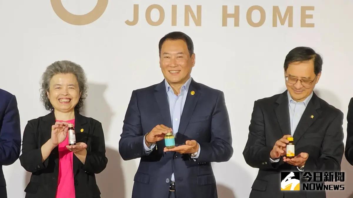 ▲新冠疫情走過3年，中租企業在疫情期間成立仲安生醫，而後推出自有品牌「仲安家」保健食品上市。中租總裁辜仲立（圖中）親自站台推薦。（圖／記者許家禎攝，2023.9.14）