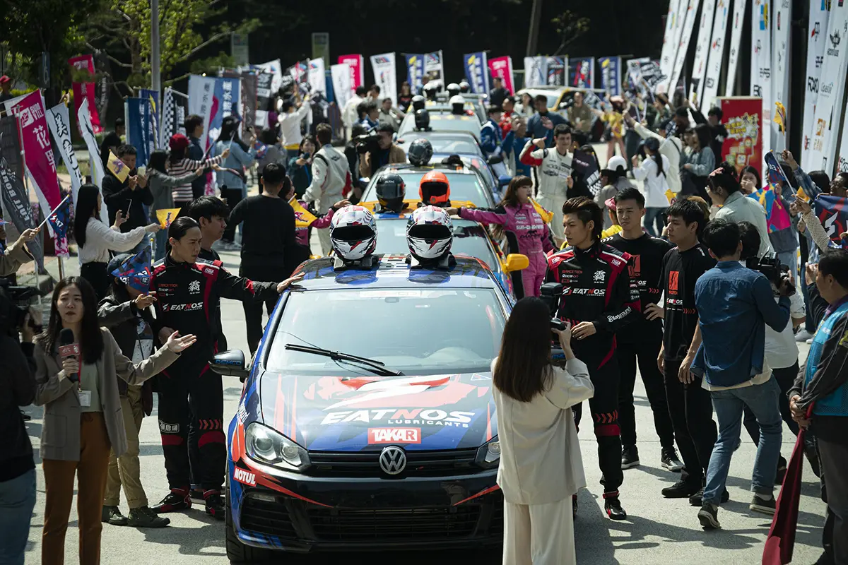 ▲ 【車勢星聞】《我和我的賽車老爸》由馮仁稚提供比賽車輛、沈佳穎等多位真實賽車手參與演出 