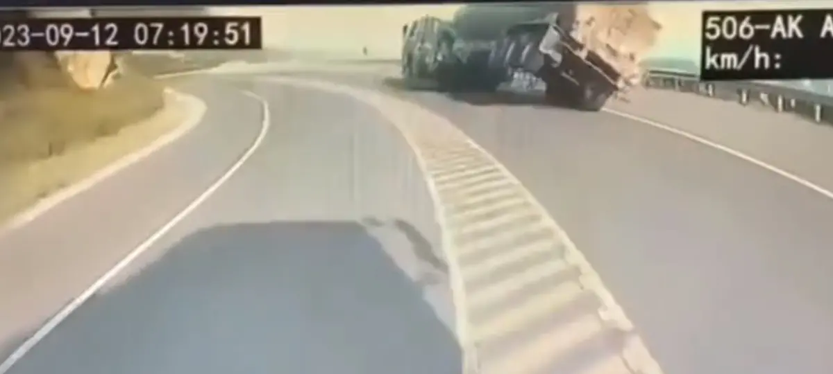 ▲化學槽車疑因車速過快，在彎道處不慎翻覆。（圖／翻攝畫面）