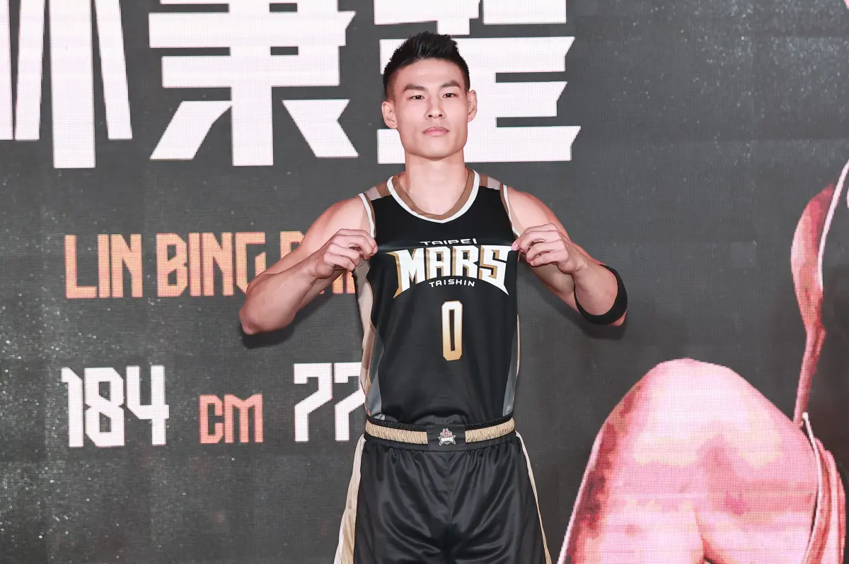 ▲臺北台新戰神成軍記者會，林秉聖選穿0號球衣，面對雙約案爭議不聽不看。（記者葉正勳攝）