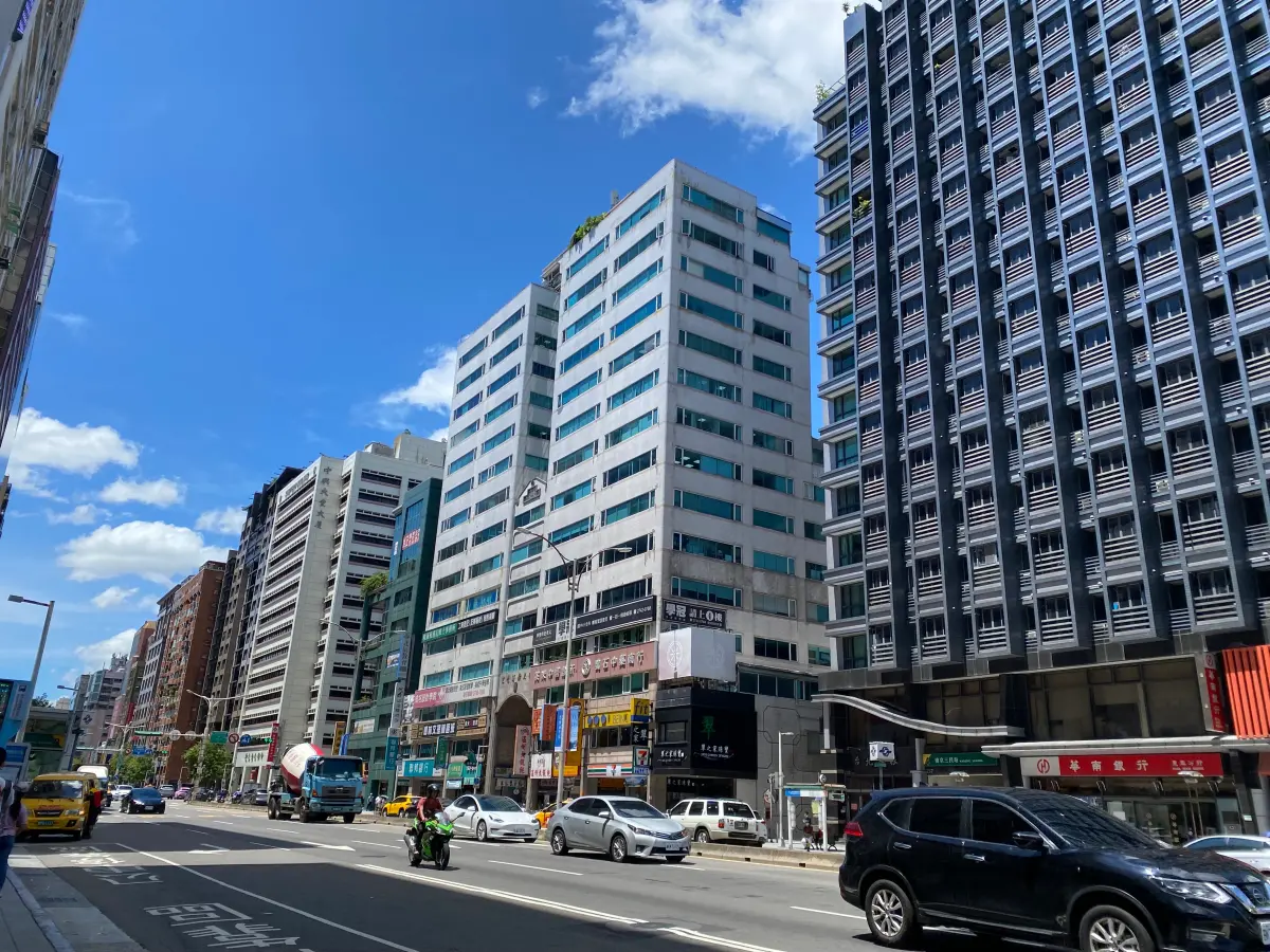 ▲台北市商辦愈來愈熱，2023上半年北市商辦總銷破百億，信義區頂級商辦月租金單價5000元起。（示意圖／記者徐銘穗攝）