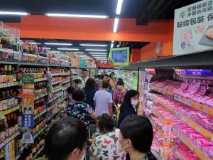 ▲烏日區首家家樂福超市今慶開幕，吸引大批人潮湧入，賣場摩肩接踵，擠得水洩不通。（圖／業者提供）