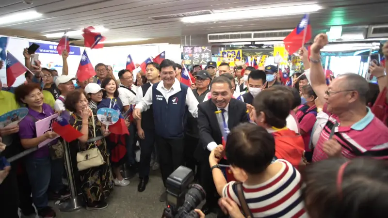 ▲侯友宜今天出訪美國，在機場受到大批支持者的列隊歡迎。（圖／記者李春台攝，2023.09.14）