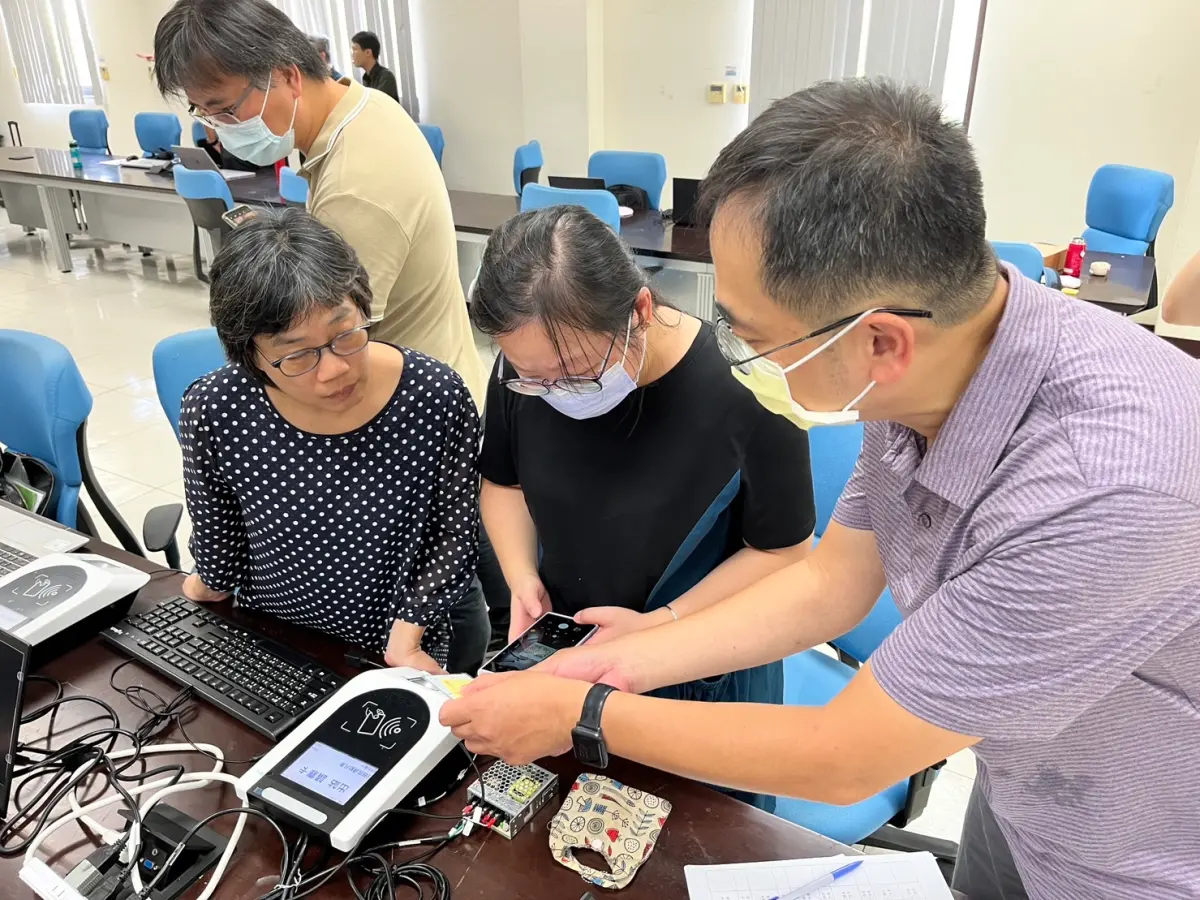 ▲交通處表示，無論購買紀念卡或使用既有票卡，都必須先儲值再到服務據點設定定期票，今日已完成所有測試，10月2日正式上路提供民眾使用。（圖／新竹市政府提供）